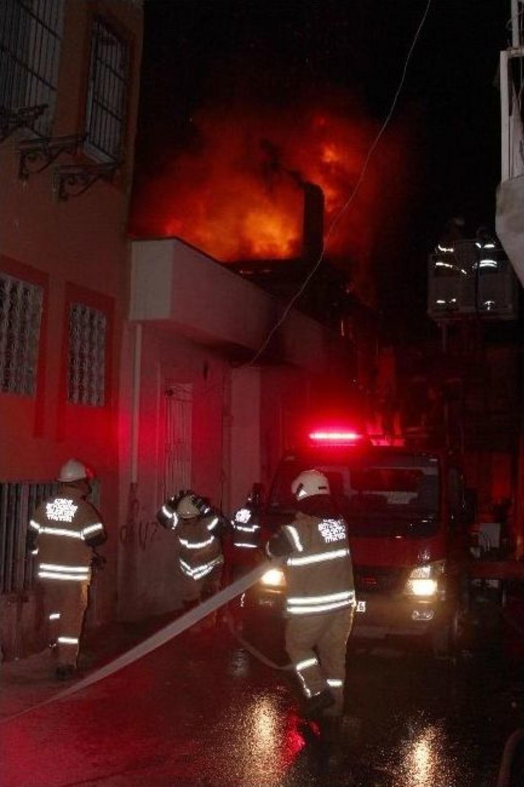 Metruk Binada &Ccedil;ıkan Yangın Mahalleliyi Korkuttu