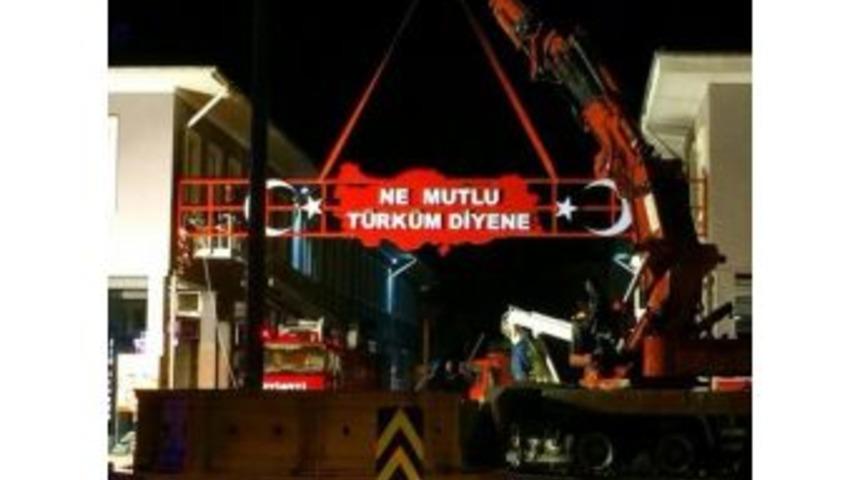 Tepkiler &Uuml;zerine &rsquo;ne Mutlu T&uuml;rk&uuml;m Diyene&rsquo; Tabelası Yeniden Asıldı