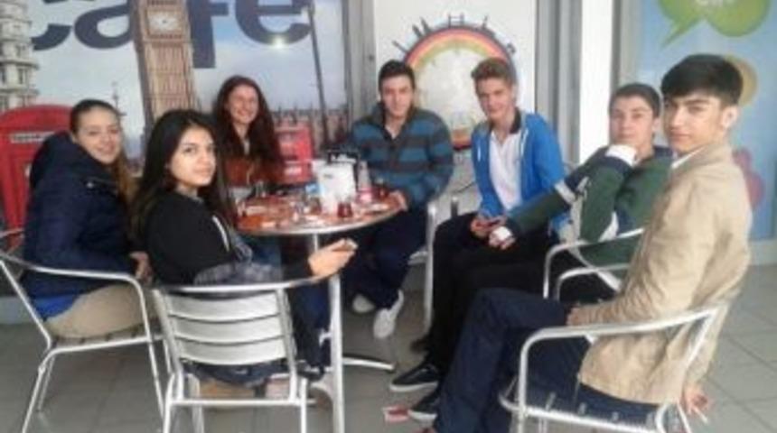 &Ouml;ğrenciler, Speaking Cafe&rsquo;de İngilizce &Ouml;ğreniyor