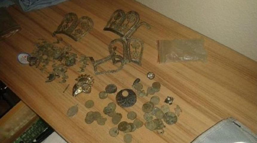 Evde 111 Adet Tarihi Eser Ele Ge&ccedil;irildi