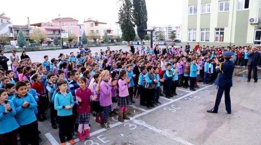 İzmir&rsquo;de İstiklal Marşı T&ouml;renlerine Farklı Uygulama