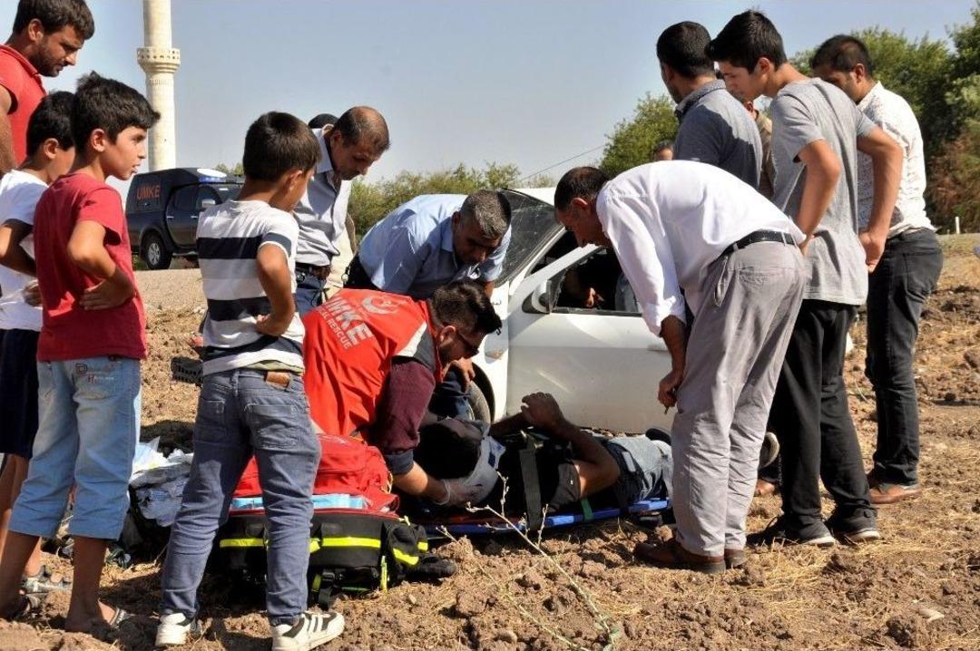 Kaza Yapan S&uuml;r&uuml;c&uuml;y&uuml; Kurtarmak İ&ccedil;in Seferber Oldular