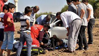 Kaza Yapan Sürücüyü Kurtarmak İçin Seferber Oldular