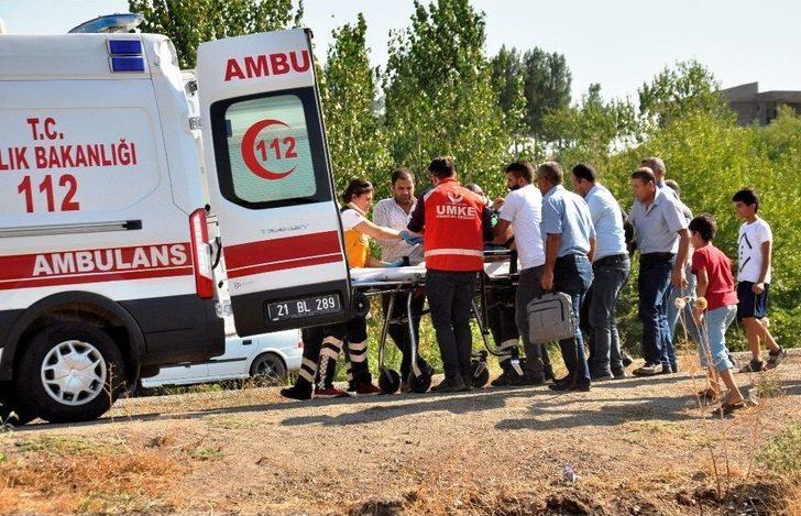 Kaza Yapan Sürücüyü Kurtarmak İçin Seferber Oldular G4