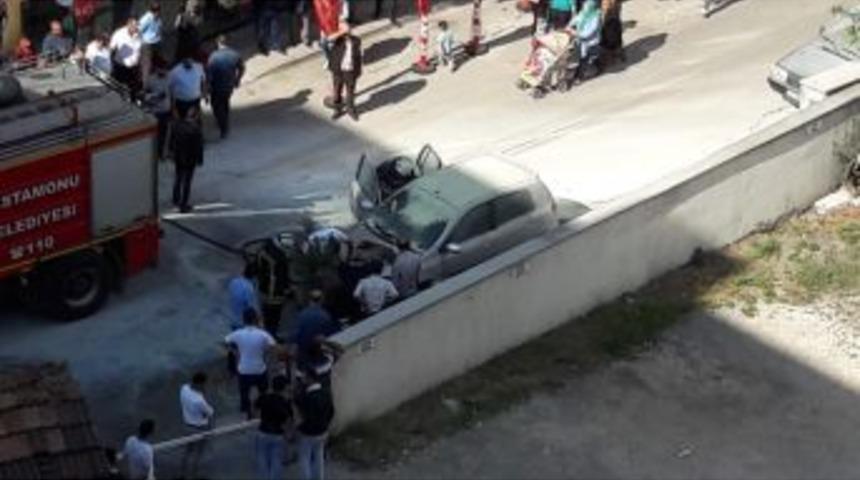 Park Halindeki Otomobil, Motor Kısmından Yandı