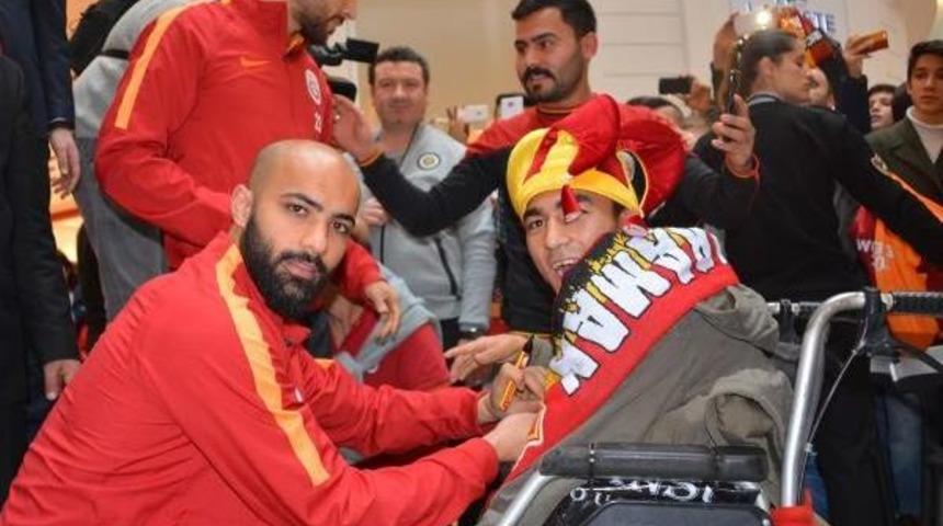 Galatasaraylı Futbolcular İmza Dağıttı