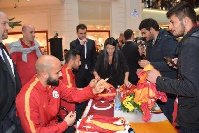 Galatasaraylı Futbolcular İmza Dağıttı