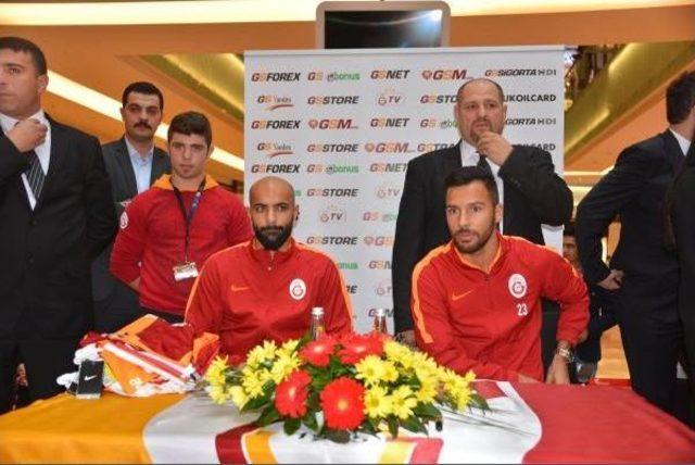 Galatasaraylı Futbolcular İmza Dağıttı