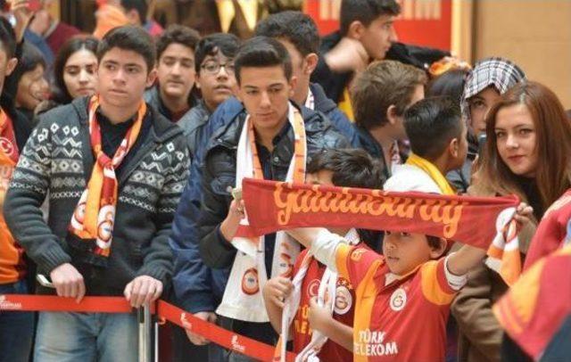 Galatasaraylı Futbolcular İmza Dağıttı