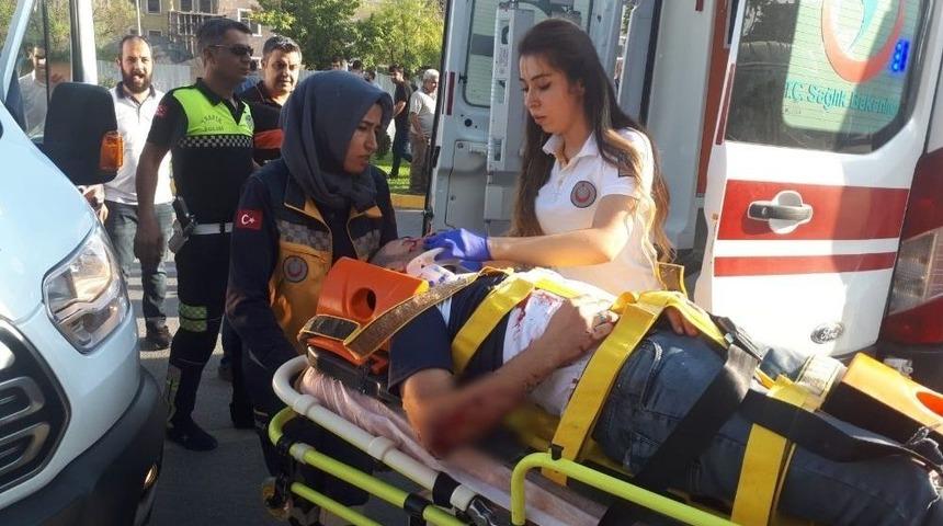 Motosiklet İle Otomobil &Ccedil;arptı: 2 Yaralı