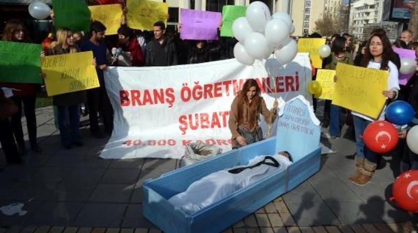 Atanamayan &Ouml;ğretmenlerden Mezarlı Balonlu Eylem