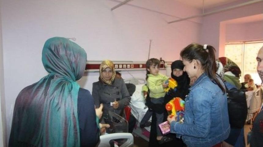 Gen&ccedil;lik Merkezi&rsquo;nden Hastanedeki Yatan &Ccedil;ocuklara Oyuncak Dağıtımı