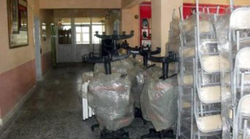 Tuzluk&ccedil;u&rsquo;da Okullara Donanım Desteği S&uuml;r&uuml;yor