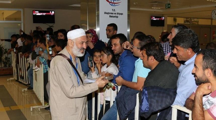 Van&rsquo;ın İlk Hacı Kafilesi Yurda D&ouml;nd&uuml;