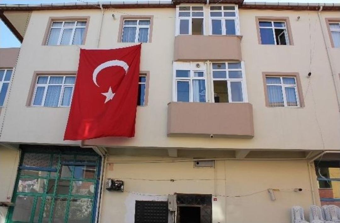 Şehidin Sultanbeyli&rsquo;deki Baba Ocağına Ateş D&uuml;şt&uuml;