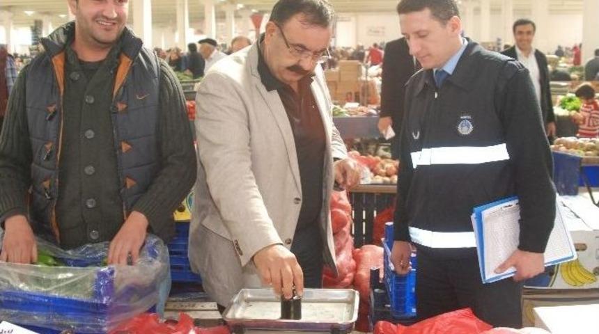 Zabıta Ekipleri Kapalı Pazarda &Ouml;l&ccedil;&uuml; Ve Tartı Aleti Denetimi Yaptı