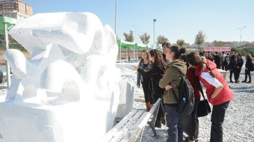 &Ouml;ğrenciler Heykeltıraşlara Taş &Ccedil;ıkarttı