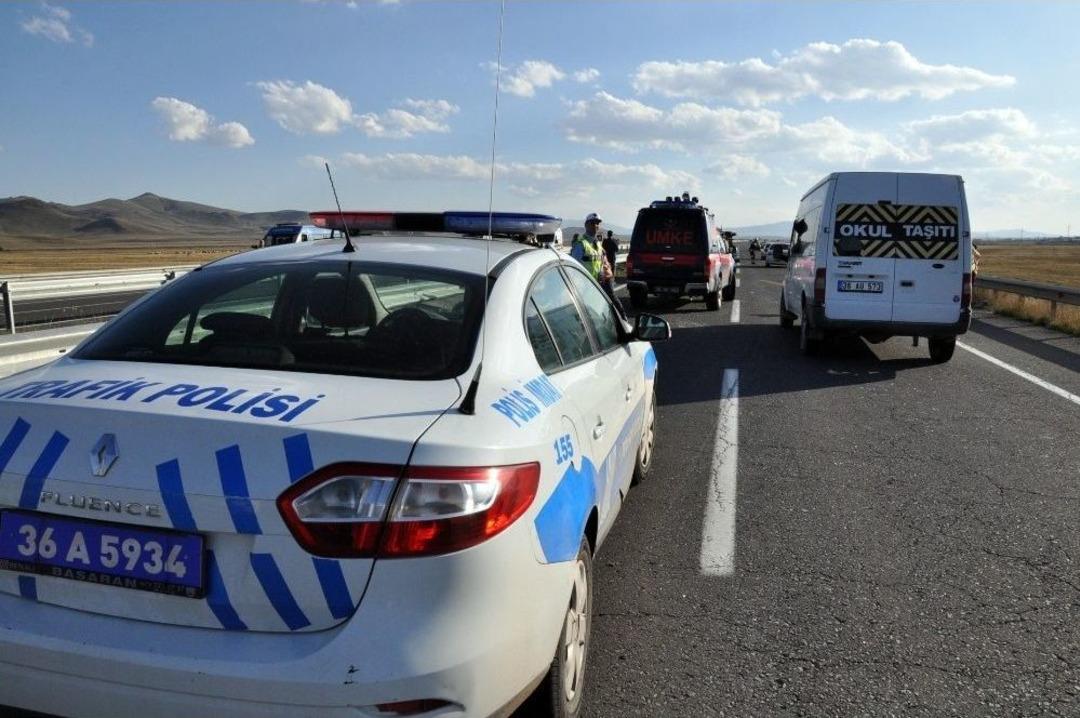 Lastiği Patlayan Minib&uuml;s Takla Attı: 5 Yaralı