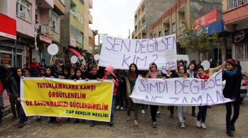 Nusaybin'de &Ouml;ğrenciler G&ouml;zaltılara Karşı Y&uuml;r&uuml;d&uuml;