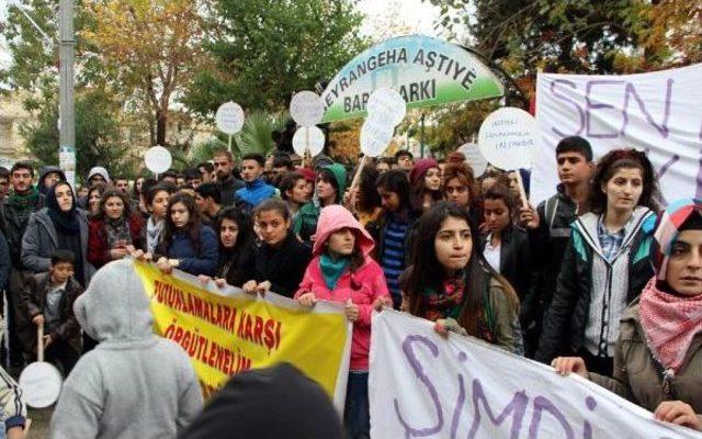 Nusaybin'de Öğrenciler Gözaltılara Karşı Yürüdü