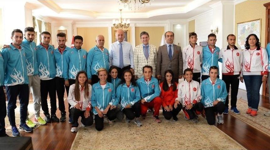T&uuml;rkiye Dağ Koşusu Milli Takımından Vali Azizoğlu&rsquo;na Ziyaret