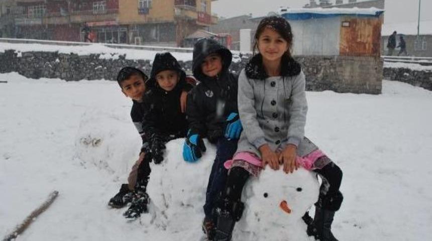 Hakkari'de Kar &Ccedil;ocukları Sevindirdi