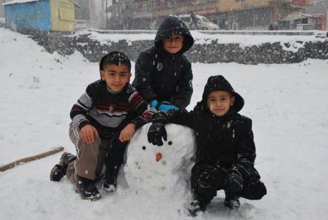 Hakkari'de Kar Çocukları Sevindirdi