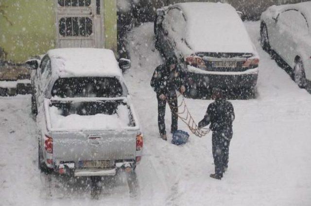 Hakkari'de Kar Çocukları Sevindirdi