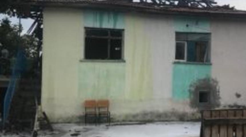 Isparta&rsquo;da Yanan 2 Katlı Ahşap Ev Kullanılamaz Hale Geldi