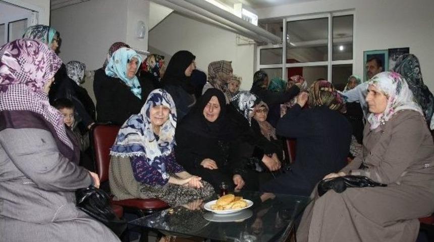 Kur&rsquo;an Kursu &Ouml;ğrencisi Kadınlardan Huzurevine Ziyaret