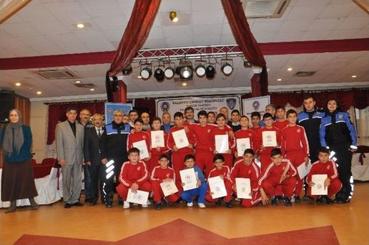 B&uuml;y&uuml;kşehrin Parlayan Yıldızları Belgelerini Aldı