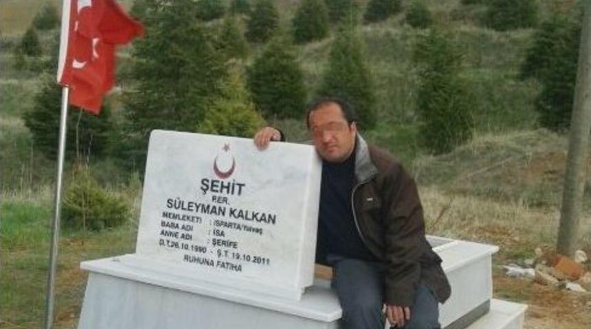 "arkadaşıyım" Dedi, Mezarını Ziyaret Etti Sonra Da Şehit Ailesini Dolandırdı