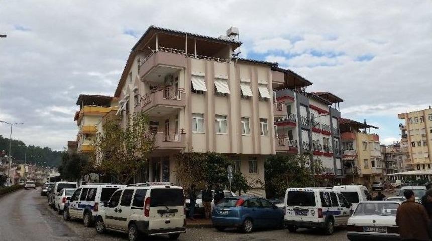 Alzheımer Hastası Yaşlı Adam, &Ccedil;atı Katından D&uuml;şerek &Ouml;ld&uuml;