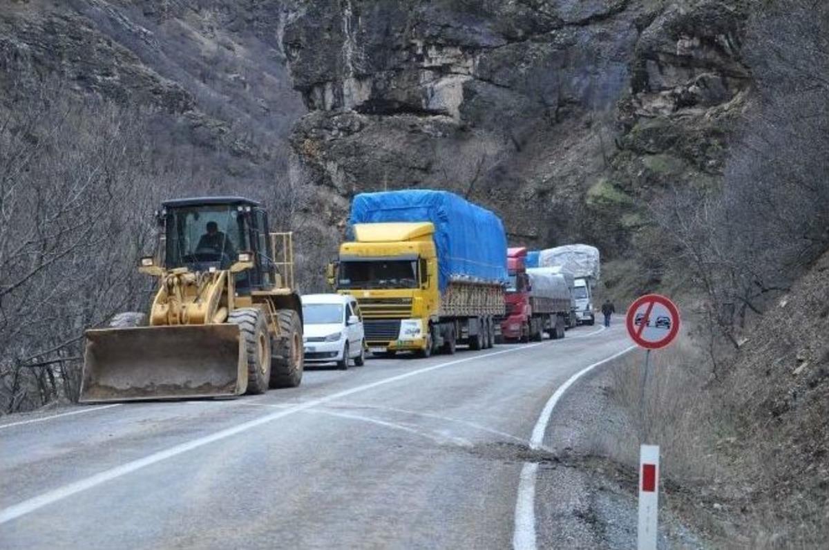 Tunceli-erzincan Karayoluna Y&uuml;zlerce Ton Ağırlığında İki Kaya D&uuml;şt&uuml;