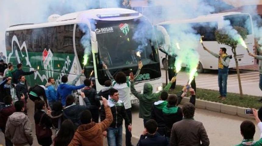 Bursaspor Karab&uuml;k'te Meşalelerle Karşılandı
