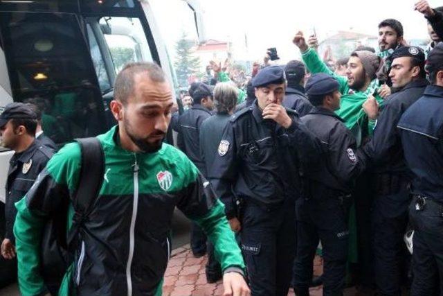 Bursaspor Karabük te Meşalelerle Karşılandı 1
