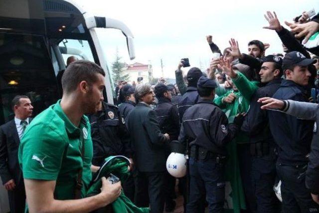 Bursaspor Karabük te Meşalelerle Karşılandı 2