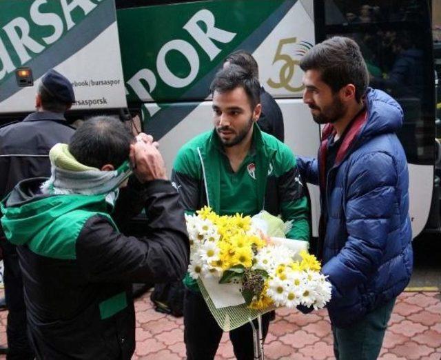 Bursaspor Karabük te Meşalelerle Karşılandı 3