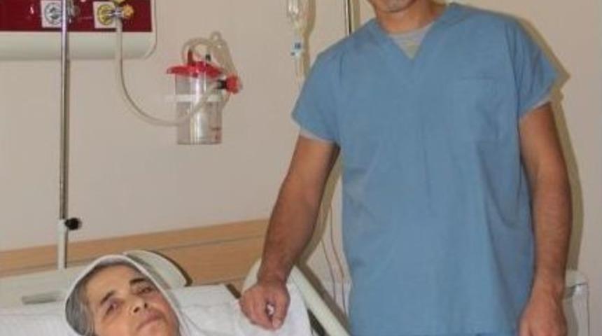 Elini Y&uuml;k Asans&ouml;r&uuml;ne Kaptırdı