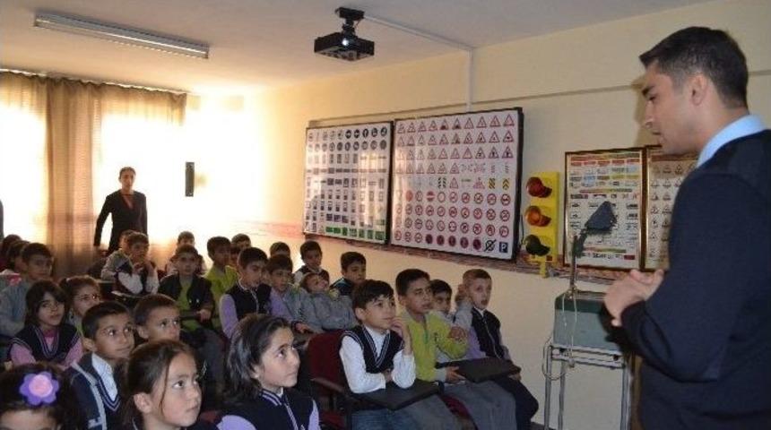 İlkokul &Ouml;ğrencilerine Trafik Eğitimi Verildi