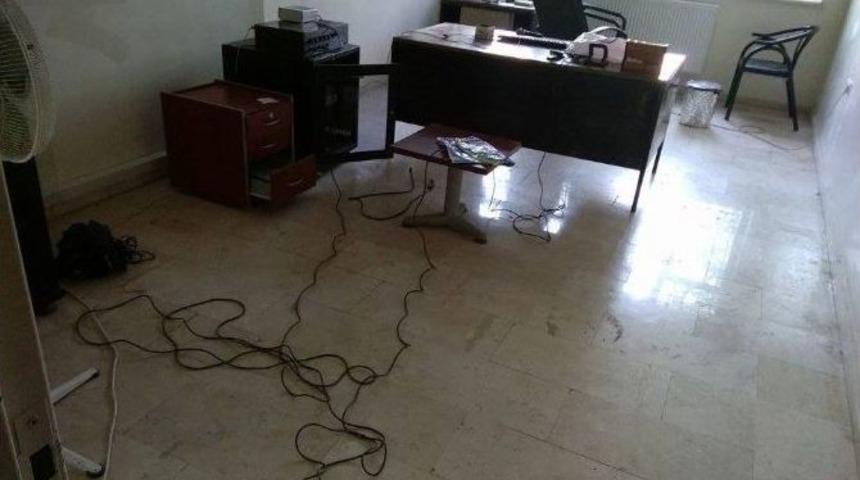 Okula Giren Hırsızlar, Bilgisayar Ve Para &Ccedil;aldı