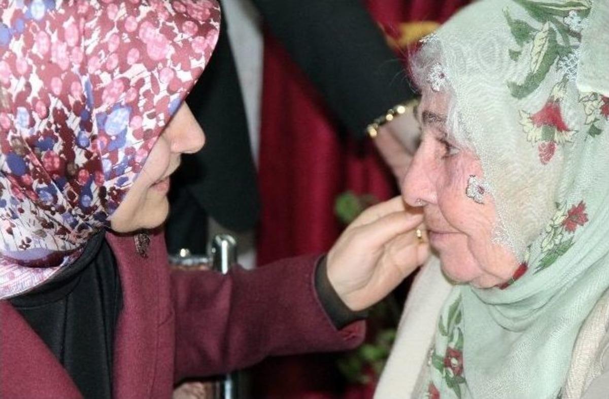 Sare Davutoğlu, Huzurevini Ziyaret Etti