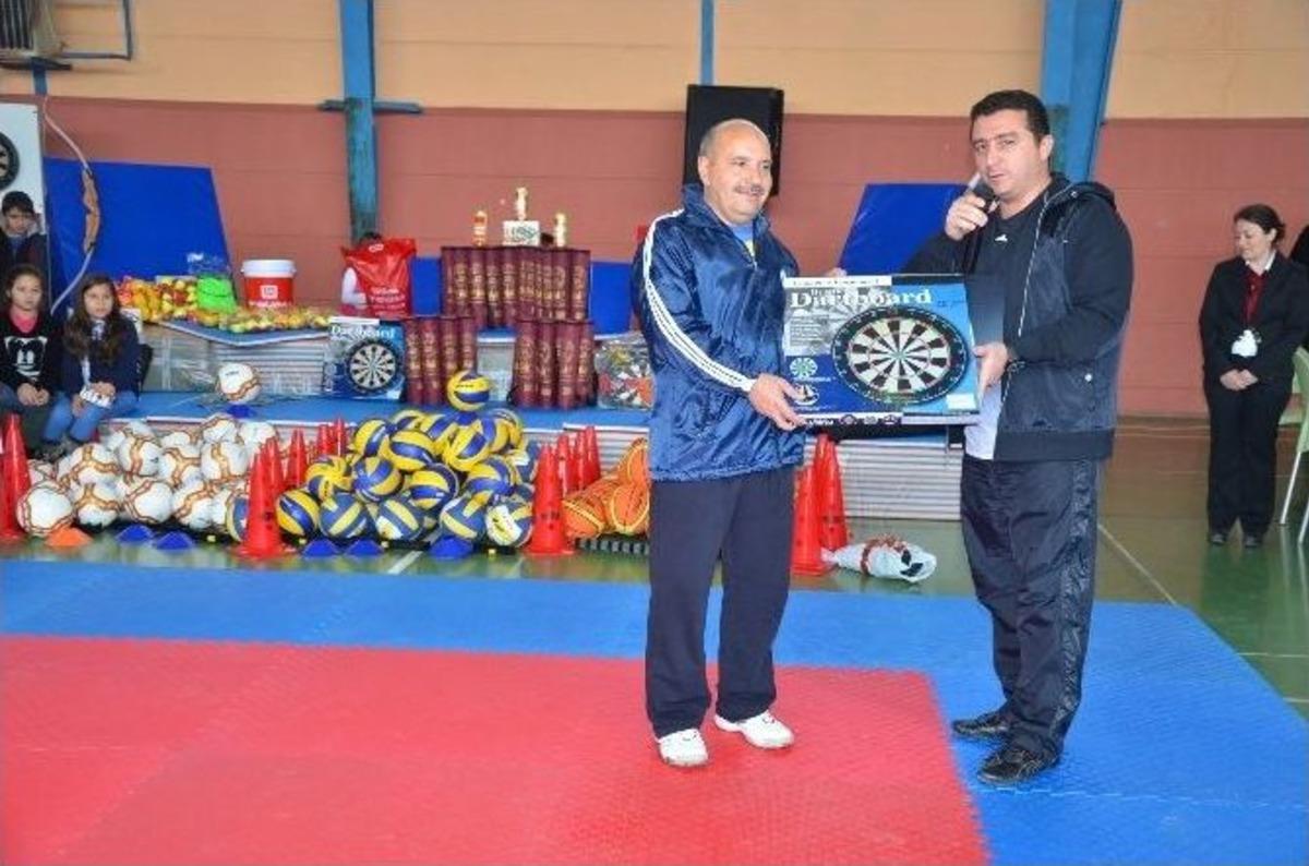 Minik Sporculara Spor Malzemeleri T&ouml;renle Teslim Edildi