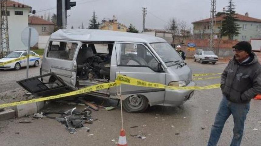Tır Kırmızı Işıkta Bekleyen Minibüse Çarptı: 1 Ölü, 5 Yaralı