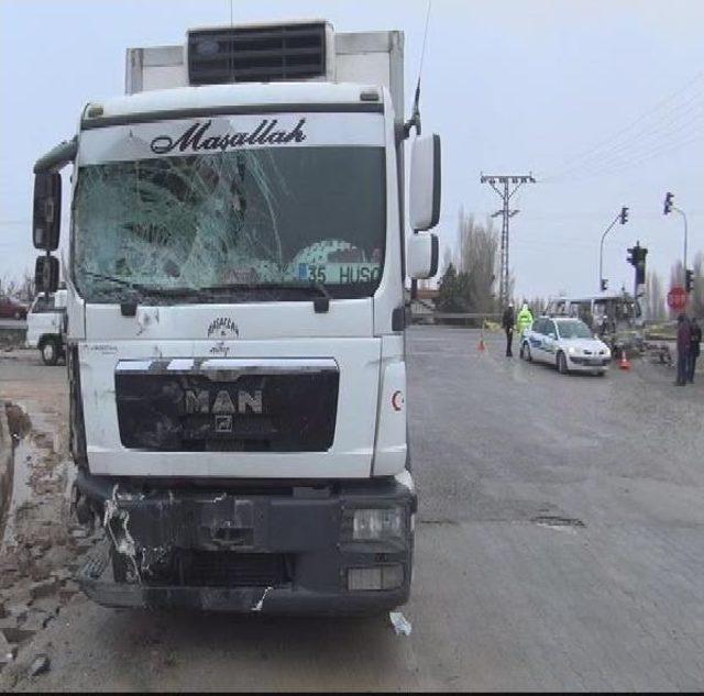 Tır Kırmızı Işıkta Bekleyen Minibüse Çarptı: 1 Ölü, 5 Yaralı