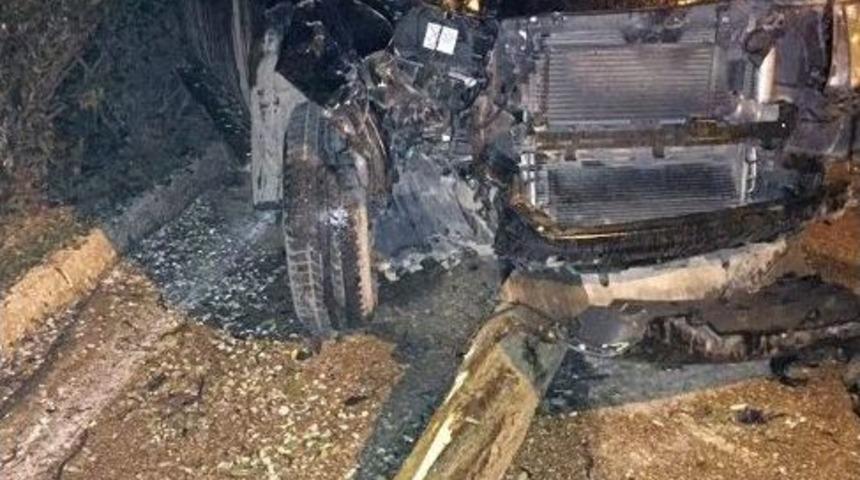 &Ouml;nce Ağaca Sonra Otomobile &Ccedil;arptı