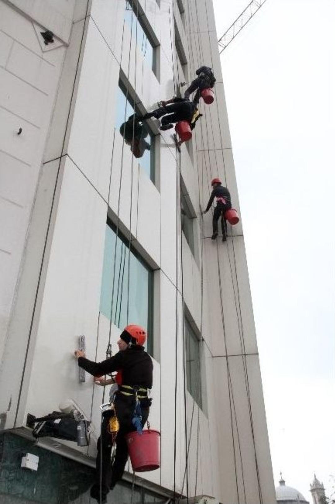 (&ouml;zel Haber) Taksim Meydanı&rsquo;nda &ldquo;komando&rdquo; Temizliği