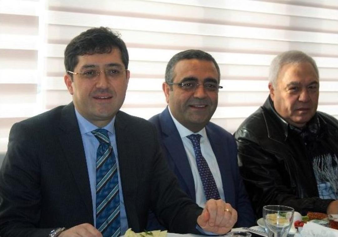 Başkan Hazinedar: &ldquo;siyaset Millete Hizmet Etmek İ&ccedil;in Bir Ara&ccedil;tır&rdquo;