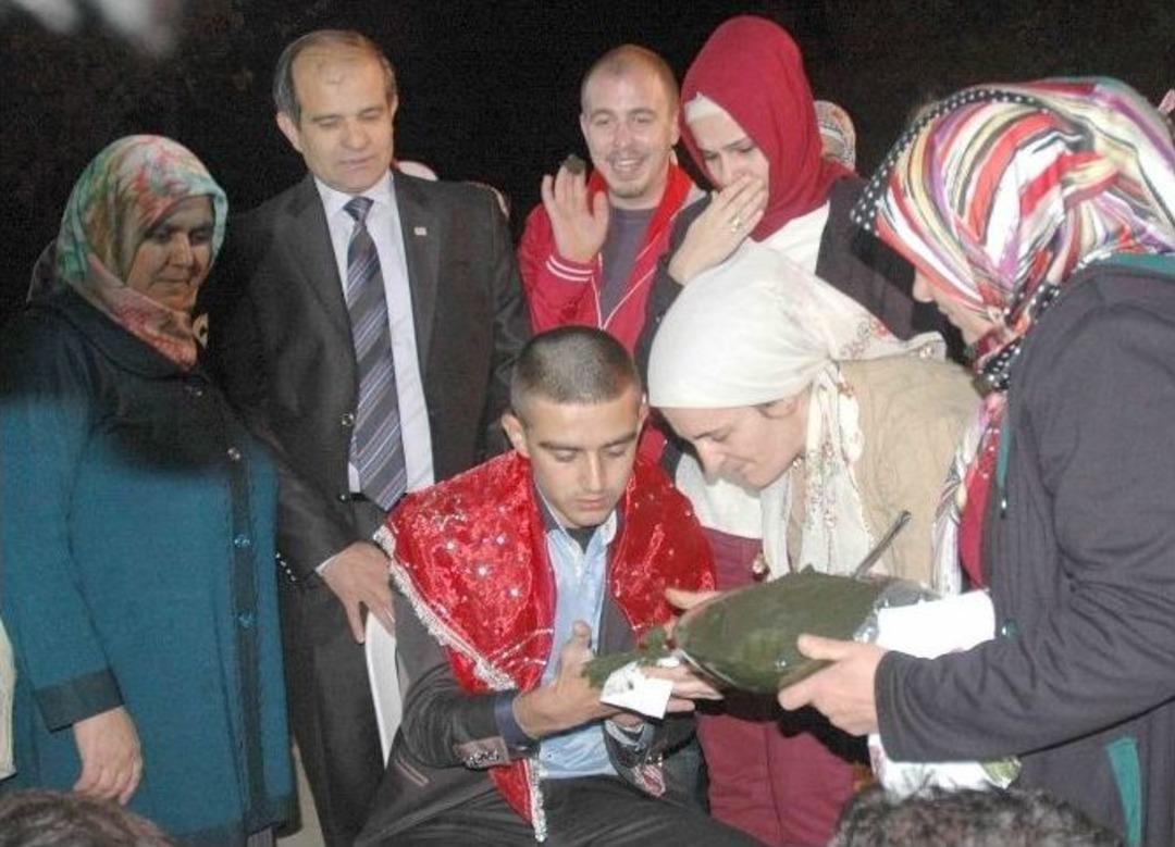 Muhtardan Oğluna Ş&ouml;len Gibi Asker Uğurlama