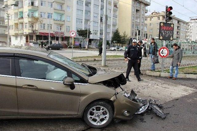 Samsun’da Otomobil Tramvaya Çarptı: 1 Yaralı